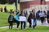 <p>Estudiantes del instituto Redondo Union protestan en contra de las armas con motivo de la protesta nacional que se celebra hoy en contra de la violencia con armas en la playa Redondo en California (Estados Unidos) hoy, 14 de marzo de 2018. Estudiantes, profesores y padres realizan un paro nacional de 17 minutos en memoria de las 17 personas muertas a tiros el pasado 14 de febrero en un instituto de Parkland, en el sur de Florida, y en demanda de un mayor control de venta de armas. EFE/ Andrew Gombert </p>