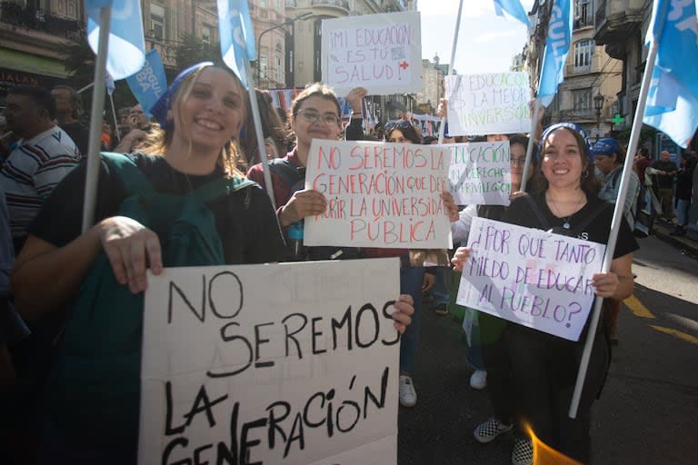 "No seremos la generación que dejó morir la universidad pública", dice el cartel de una asistente a la marcha universitaria - Créditos: @Gonzalo Colini