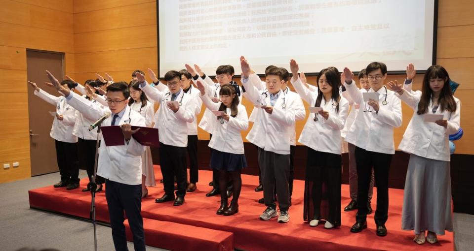 國立中興大學學士後醫學系第一屆學生，二十三名全數通過專技高考醫師第一階段考試，通過率一百巷％。（記者徐義雄攝）