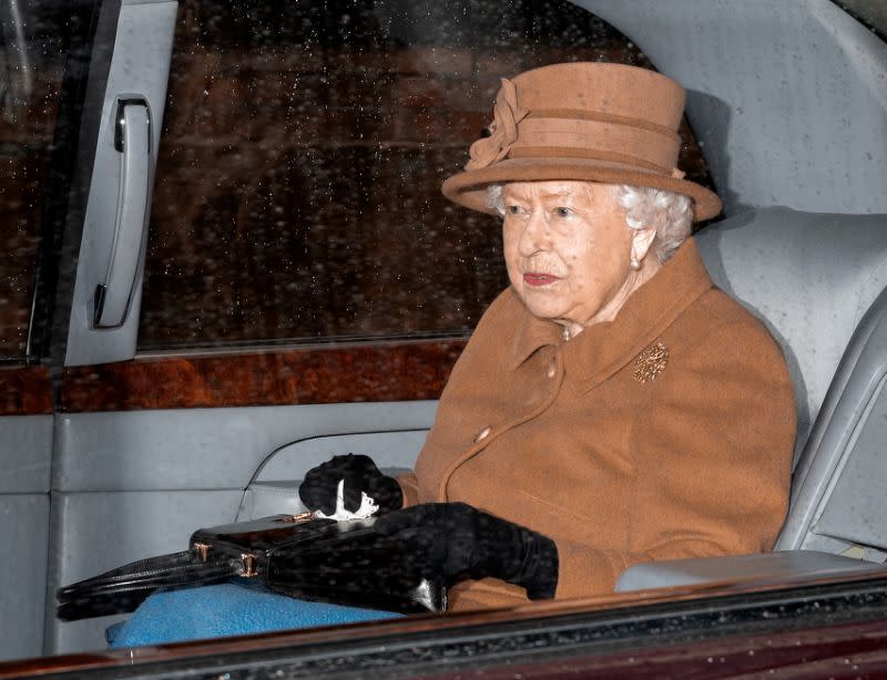 Queen Elizabeth II. weiß, wie man ein einfarbiges Outfit rockt. (Foto: Getty)