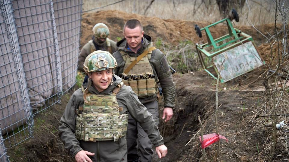 Wolodymyr Selenskyj (l), Präsident der Ukraine, besucht die vom Krieg betroffene Region Donezk im Osten der Ukraine.