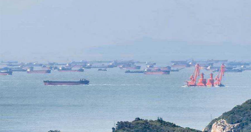 馬祖李姓網友25日在臉書貼文，指南竿海域出現大批大陸船隻，幾乎將整座島包圍。（圖／取自李姓網友臉書）