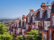 <p>En la capital inglesa el precio de la vivienda se ha encarecido un 2,3% hasta alcanzar un precio medio de 1.020 dólares (825,4 euros) por cada 0,01 metro cuadrado. En la imagen se pueden observar casas de ladrillo de Muswell Hill y la panorámica de Londres con Canary Wharf. (Wikimedia Commons / Duncan Harris) </p>