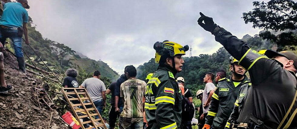 Des dizaines de secouristes sont à la recherche des passagers d'une moto et d'un bus de service public, coincés dans le glissement de terrain.  - Credit:HANDOUT / COLOMBIA'S NATIONAL POLICE PRESS / AFP