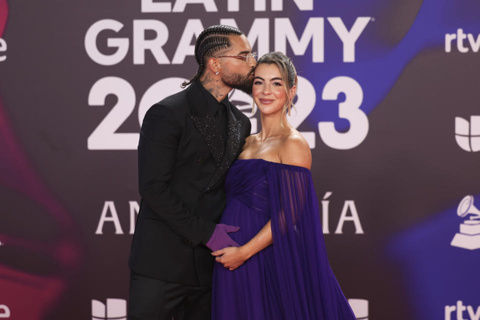 Maluma, izquierda, y Susana Gómez llegan a la 24a entrega anual del Latin Grammy en Sevilla, España, el jueves 16 de noviembre de 2023. (Foto Vianney Le Caer/Invision/AP)