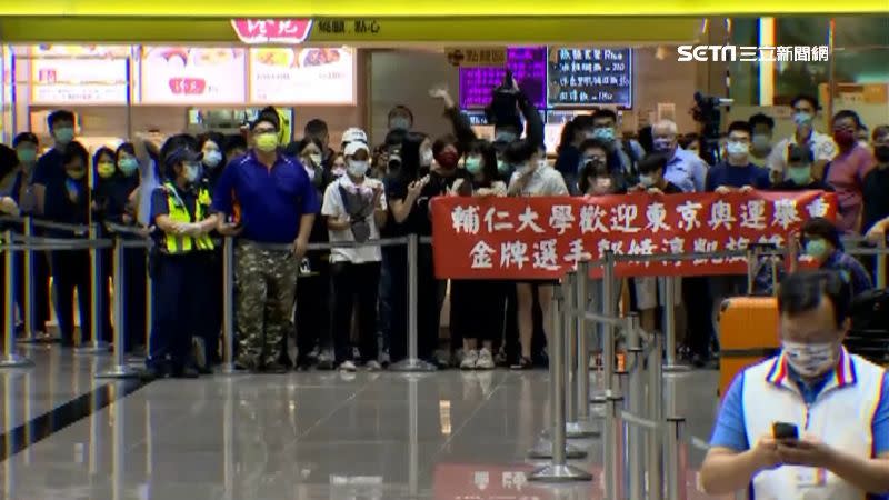 眾多粉絲來到機場為郭婞淳接機。