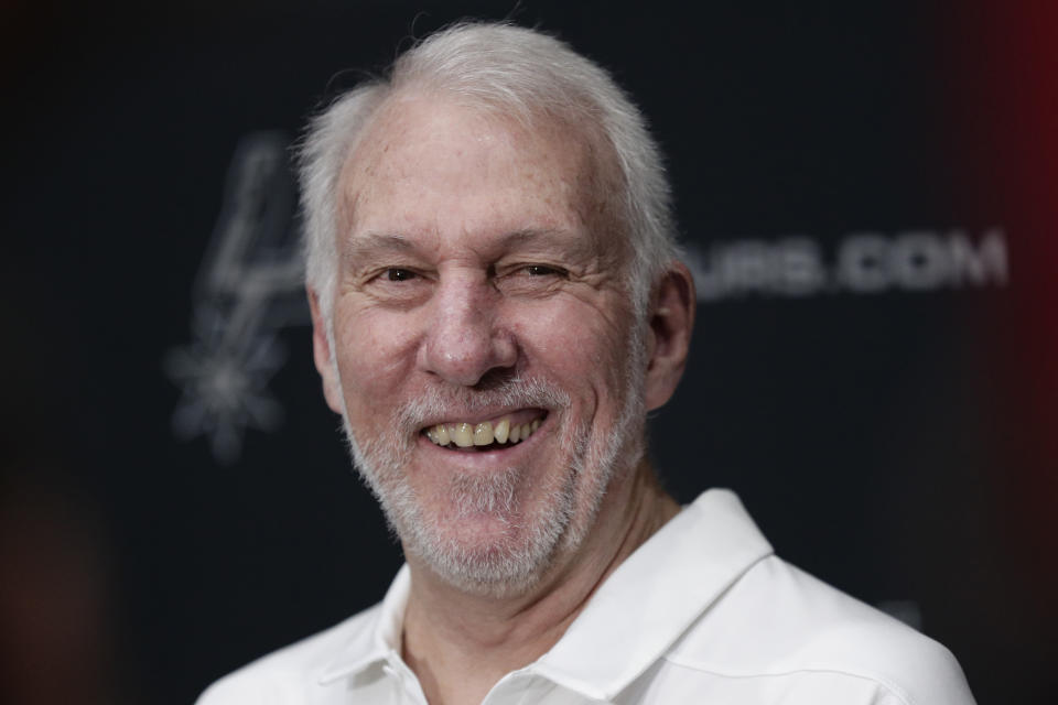 Gregg Popovich, entrenador de los Spurs de San Antonio, sonríe durante el día de prensa, el lunes 30 de septiembre de 2019 (AP Foto/Eric Gay)