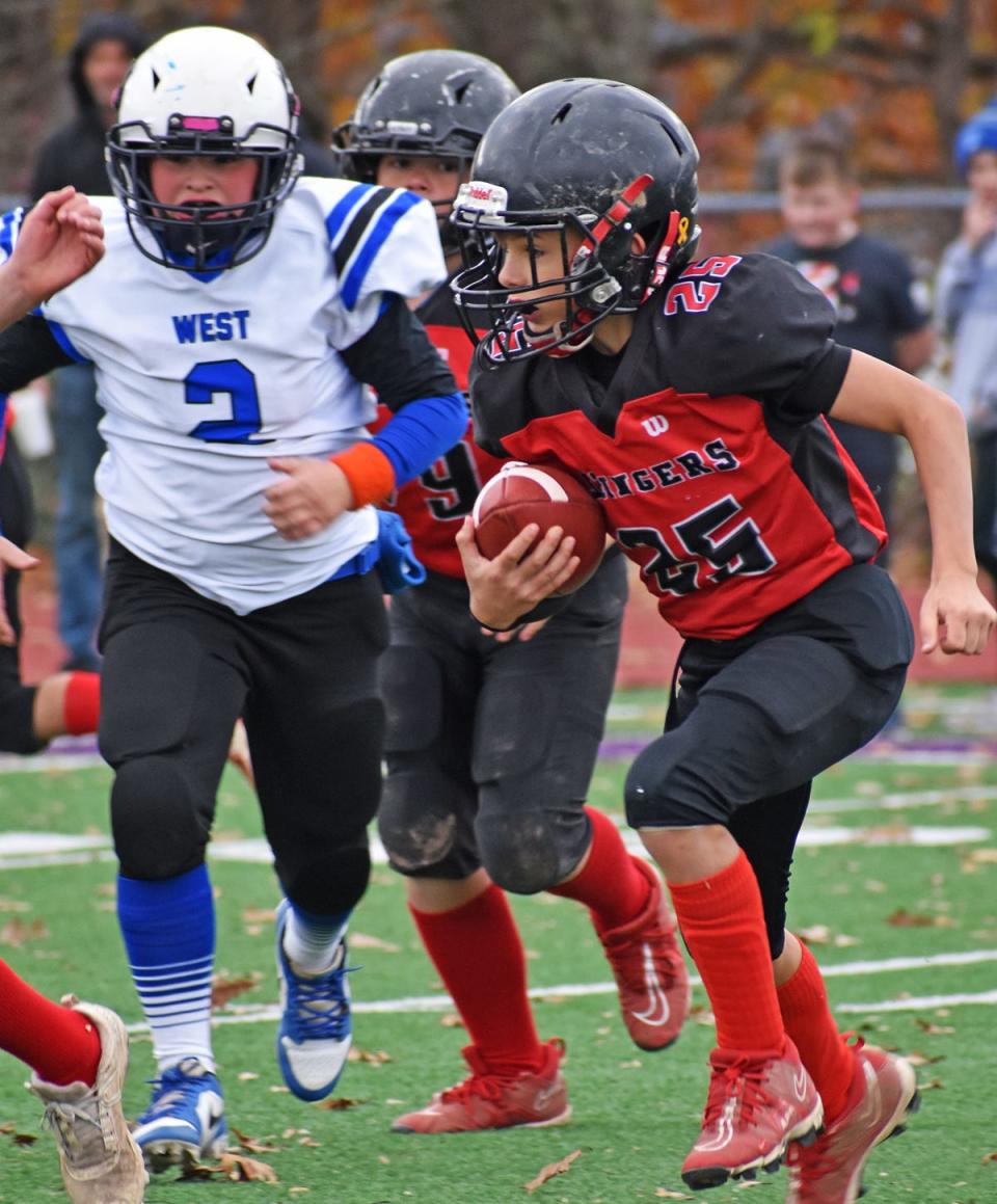 Wayne Highlands running back Calvin Krupa (25) finds some room to run during the B-Team championship game against West Scranton.