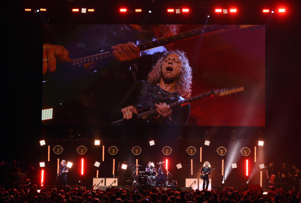 El guitarrista Kirk Hammett de Metallica se ve en pantalla durante un concierto en memoria del difunto rockero Chris Cornell, "I Am The Highway: A Tribute to Chris Cornell", el miércoles 16 de enero del 2019 en The Forum, en Inglewood, California. (Foto por Chris Pizzello/Invision/AP)