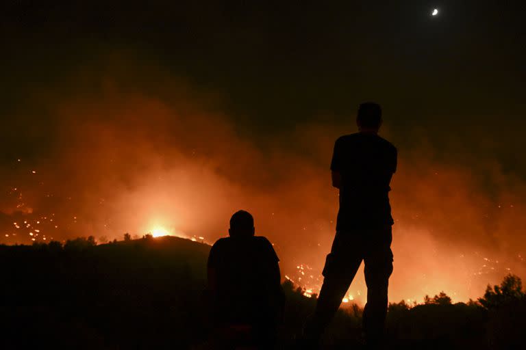 Arde la isla griega de Rodas: unas 20.000 personas evacuadas en medio de escenas de pánico