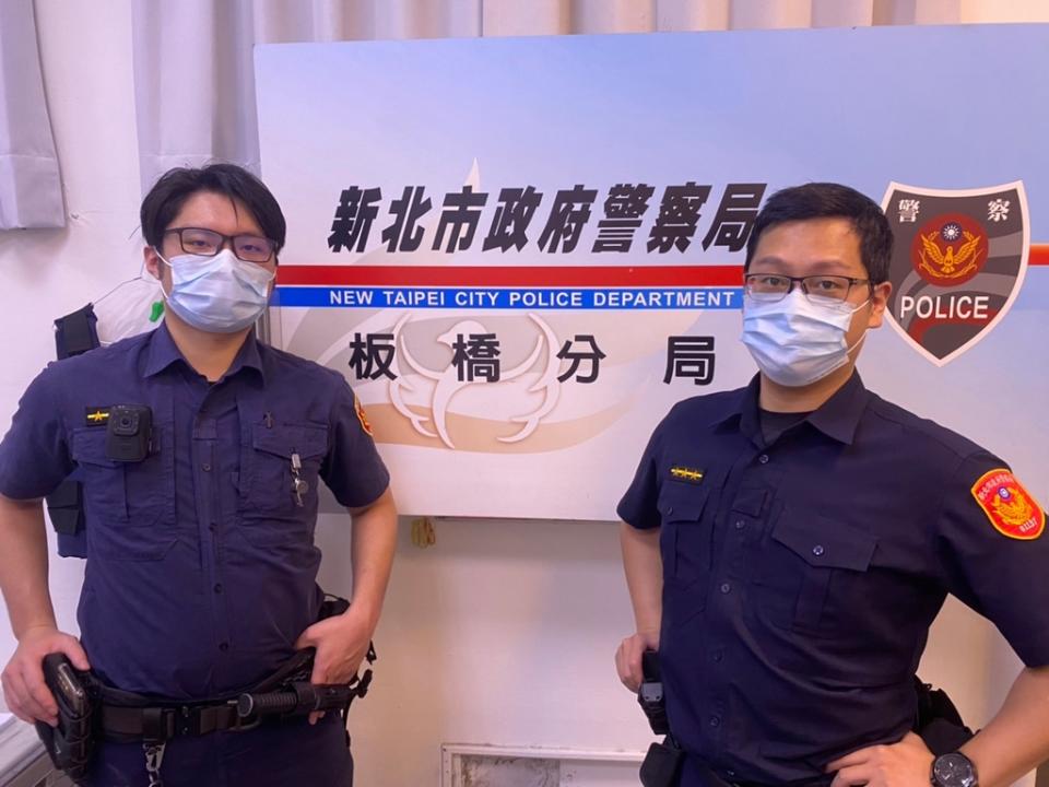 《圖說》後埔派出所警員何庭毅、余仲翔處置機警果決，完成助人義行，積極為民服務精神，分局長許芳毅予以肯定。〈板橋分局提供〉