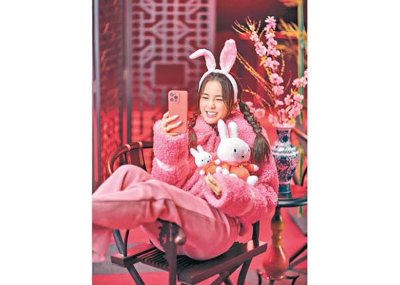 姚焯菲以一身萌兔打扮迎接新年。