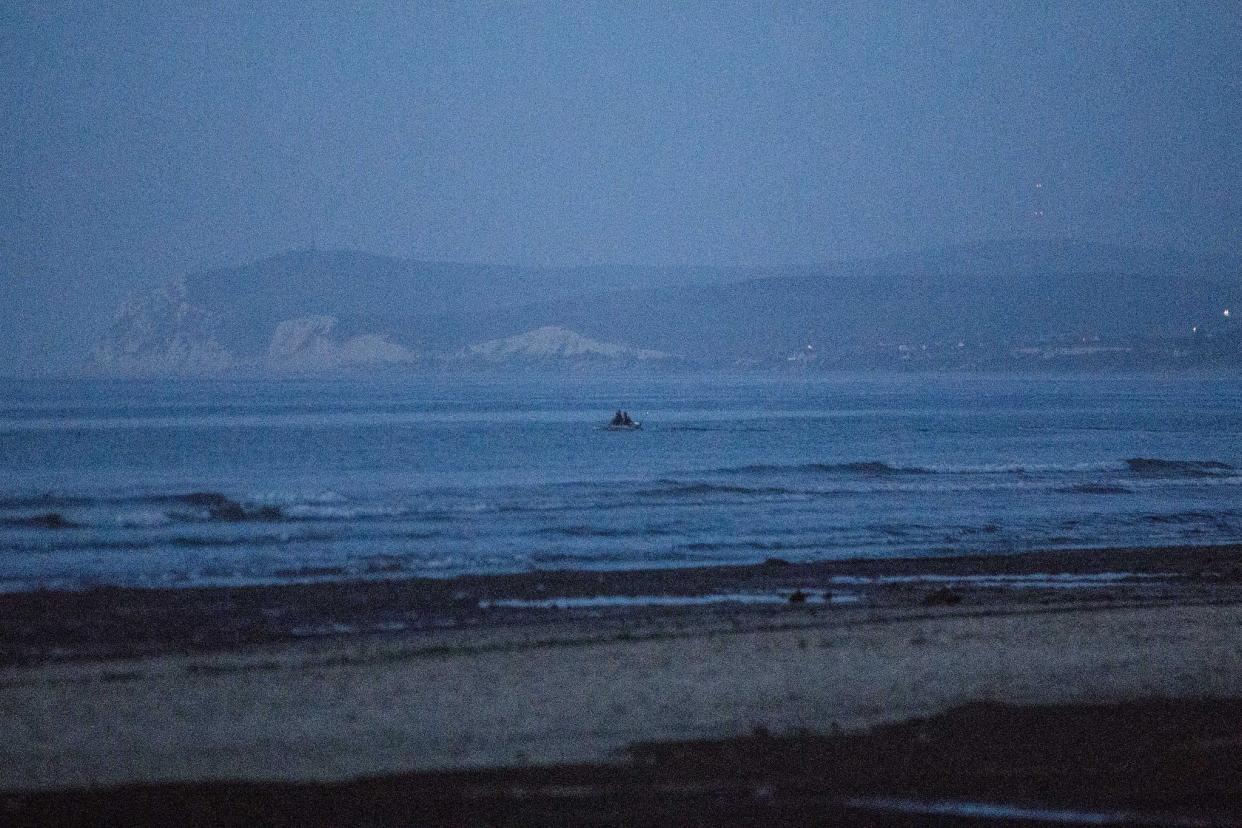 Une embarcation de migrants qui quitte une plage du nord de la France en direction de la Grande-Bretagne. - SAMEER AL-DOUMY