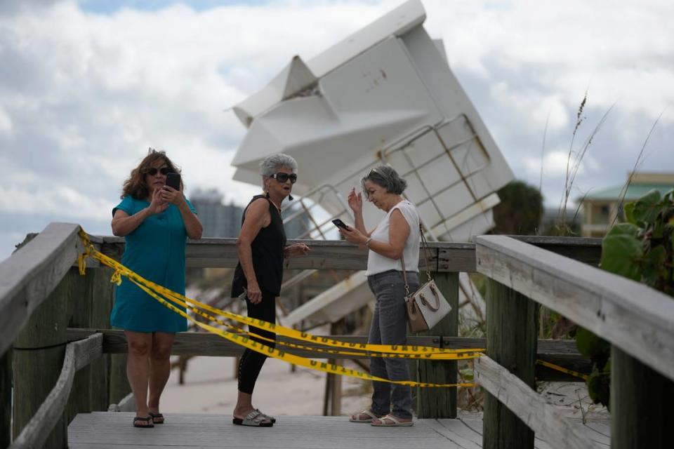 La gente visita la playa para investigar los daños causados por el huracán Nicole, incluida una estación de salvavidas que se desplazó a una duna tras el paso del huracán, el jueves 10 de noviembre de 2022 en Vero Beach, Florida.