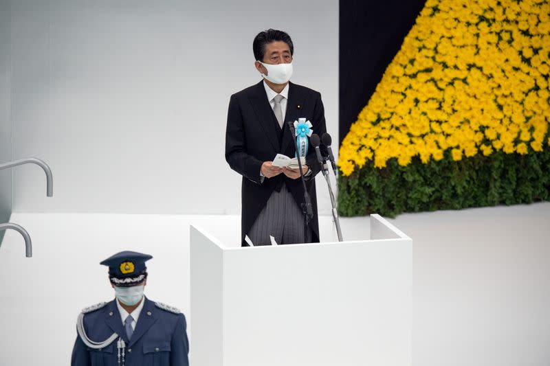 El primer ministro de Japón, Shinzo Abe, da un discurso durante el 75 aniversario de la rendición de Japón en la Segunda Guerra Mundial
