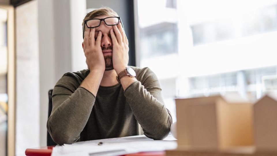 Hombre cansado en oficina