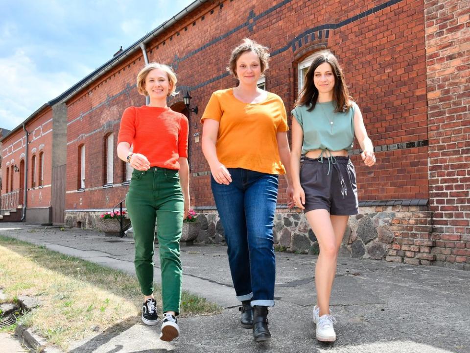 Lehrerin Anja (Alina Levshin, l.), Polizistin Melanie (Annett Sawallisch) und Influencerin Lydia (Claudia Eisinger) sind die Hauptdarstellerinnen in "Wolfswinkel". (Bild: WDR/Simone Weigelt)