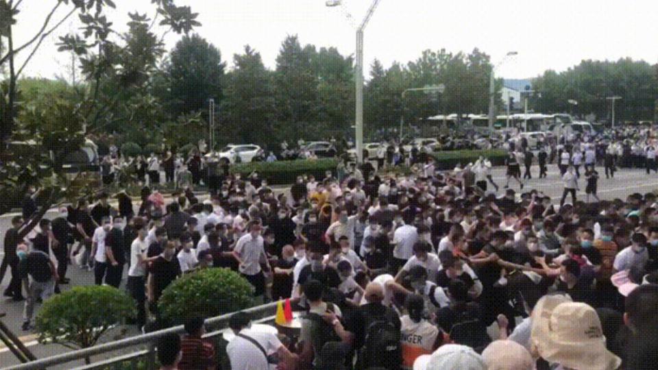 一大群穿著黑衣及白衣的人突然闖進示威群眾裡面。（圖／翻攝自微博 ＠訫_琑向）