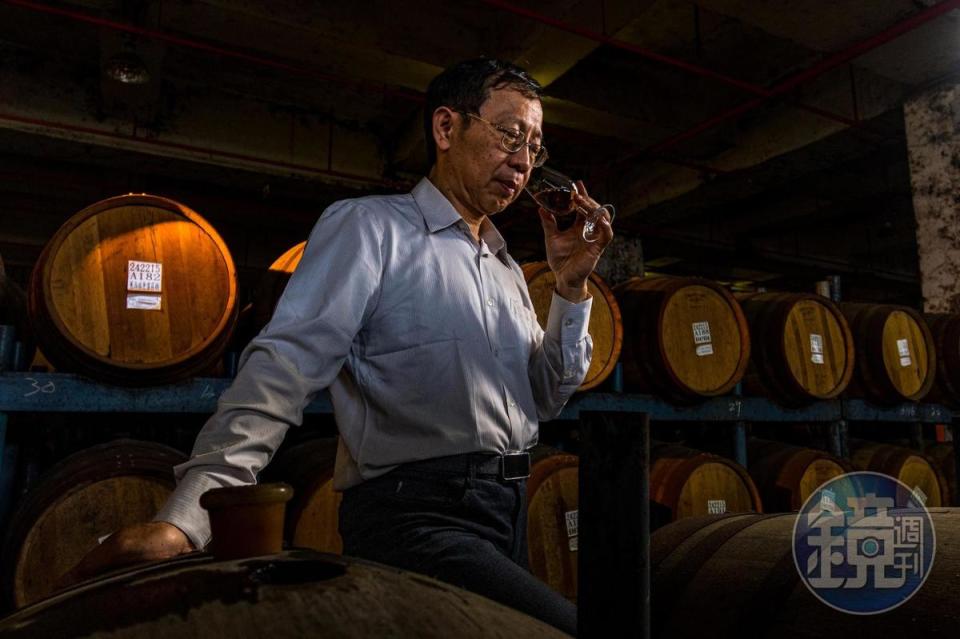 潘結昌廠長領軍台中酒廠團隊重新打造穀類威士忌。