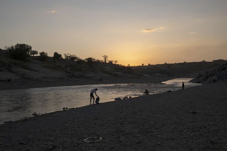 Un funcionario sudanés en la provincia de Kassala ha encontrado alrededor de 50 cuerpos, algunos con disparos y las manos atadas, flotando en el río Tekeze.