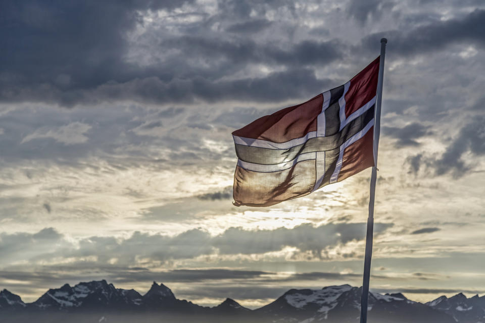 <p>Nach Schweden und Finnland fehlte nur noch Norwegen und hier ist es. Das Land im hohen Norden ist das erste Land in den Top 20, das eine Lebenskostenwertung von über 100 hat, damit ist das Leben dort im Schnitt um vier Prozent teurer als in New York. Lebensmittel sind dort extrem teuer, 91 Punkte werden hier berechnet. Zudem knackt man auch bei den Restaurantkosten die 100er-Marke. Hier kommt Norwegen auf 115 Zähler. </p>