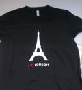 <p>Voleva una maglietta con la scritta ‘Amo Parigi’… (foto:Twitter) </p>