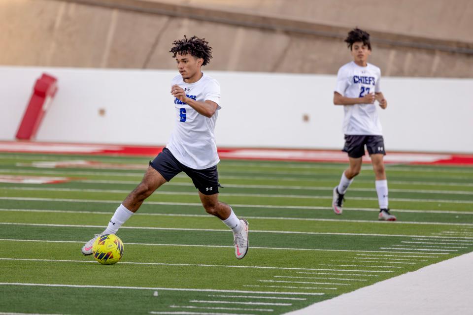 Lake View's Francisco Ramirez dribbles the ball in a matchup against Sweetwater on March 12, 2024