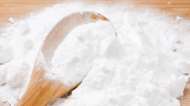 baking soda on wooden spoon