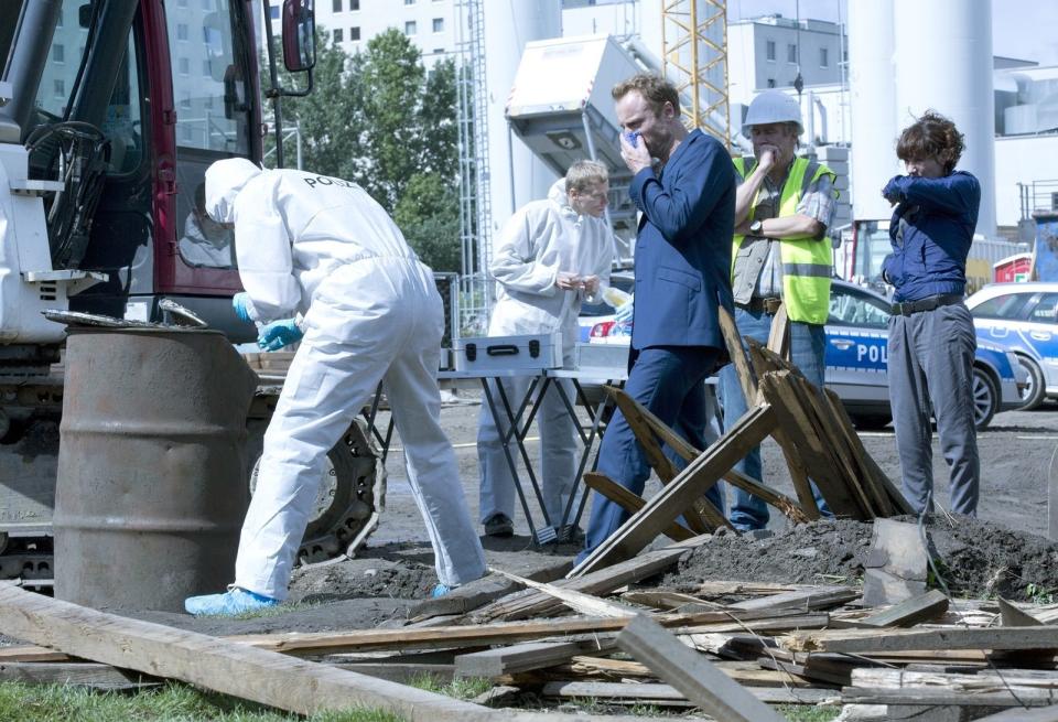 Nur gut, dass das Geruchsfernsehen noch nicht erfunden ist: Die Berliner Robert Karow (Mark Waschke, Mitte) und Nina Rubin (Meret Becker, rechts) wurden im "Tatort" mit dem passenden Titel "Ätzend" (2015) zu einem Säurefass gerufen, in der eine halb zersetzte Leiche schwimmt. Später fingert Karow auf dem Seziertisch einen Herzschrittmacher aus dem Glibberkorpus. Prost Mahlzeit! (Bild: RBB / Volker Roloff)