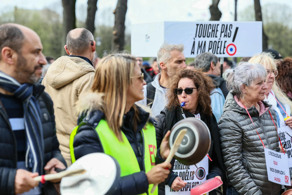 Des salariés de Tefal manifestent devant l’Assemblée nationale, ce 3 avril.