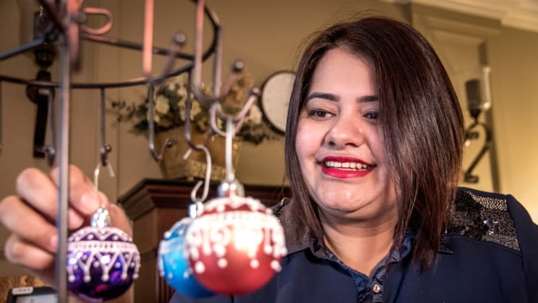 Henna artist mixes her Indian culture with Christmas