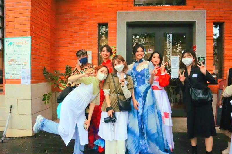 「布可思異」客家禮服能量爆發　首次cosplay展示歷年設計成果