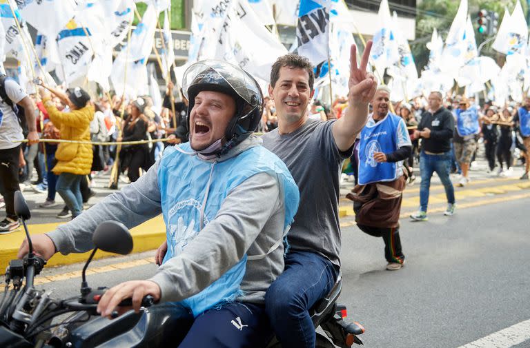 El ministro del Interior, Eduardo "Wado" de Pedro, en una de los motos de la agrupación "Lealtad Motokera"