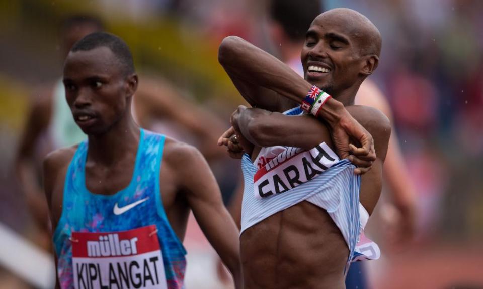 Mo Farah takes off his Team GB vest