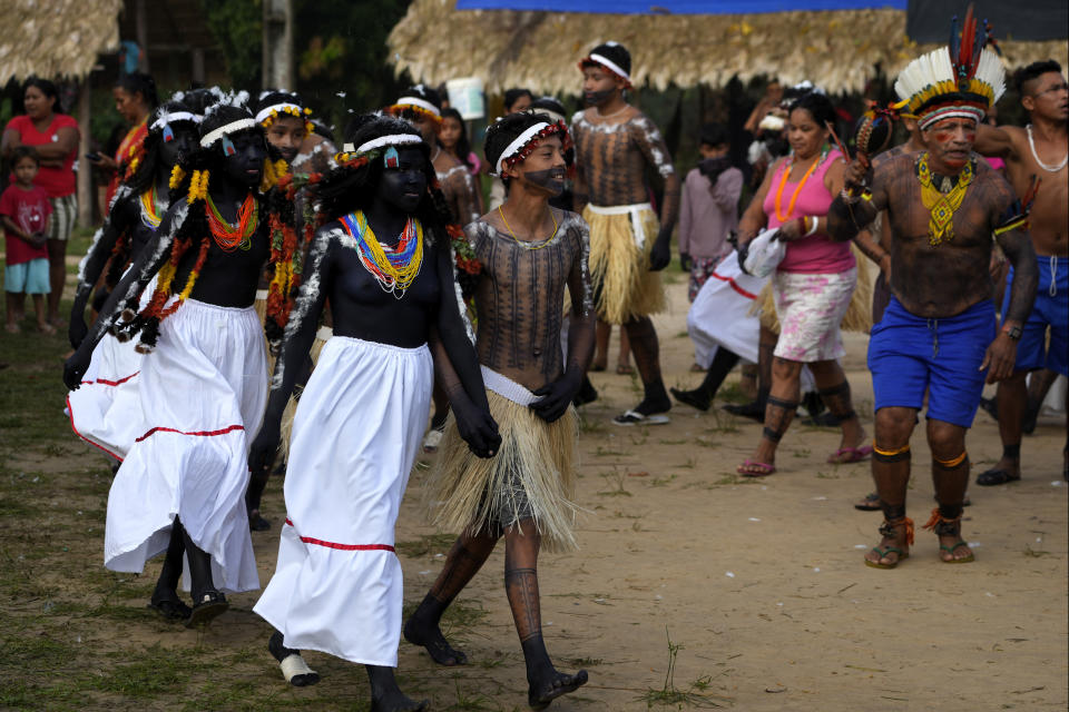 Niñas y niños indígenas bailan durante el último día, el más simbólico, del rito de madurez Wyra'whaw, en el centro ritual Ramada, en la aldea Tenetehar Wa Tembe, en la tierra indígena Alto Río Guamá, en el estado de Pará, Brasil, el 11 de junio de 2023. (AP Foto/Eraldo Peres)