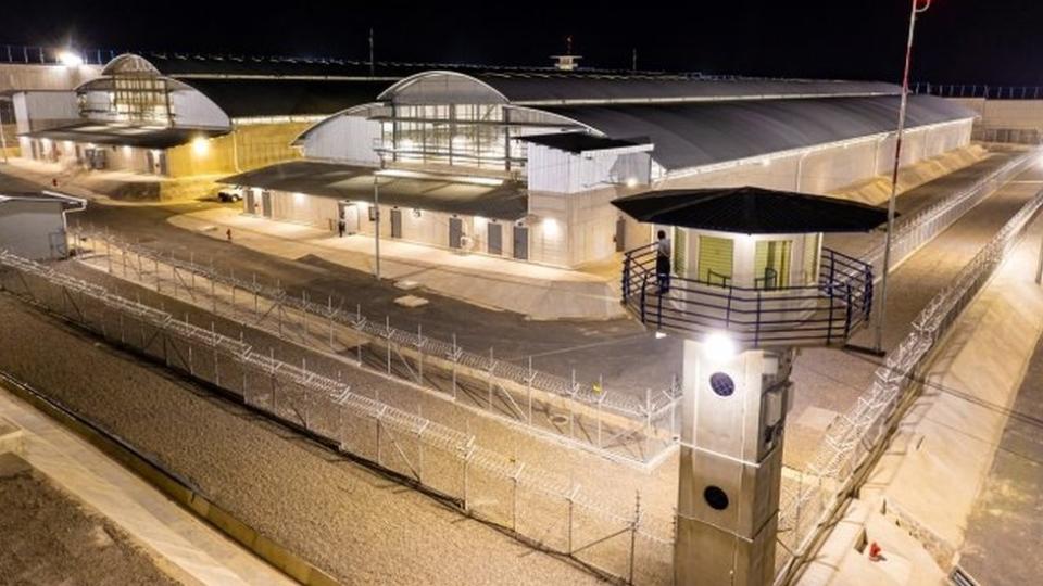 La nueva cárcel se llama "Centro de Confinamiento del Terrorismo".