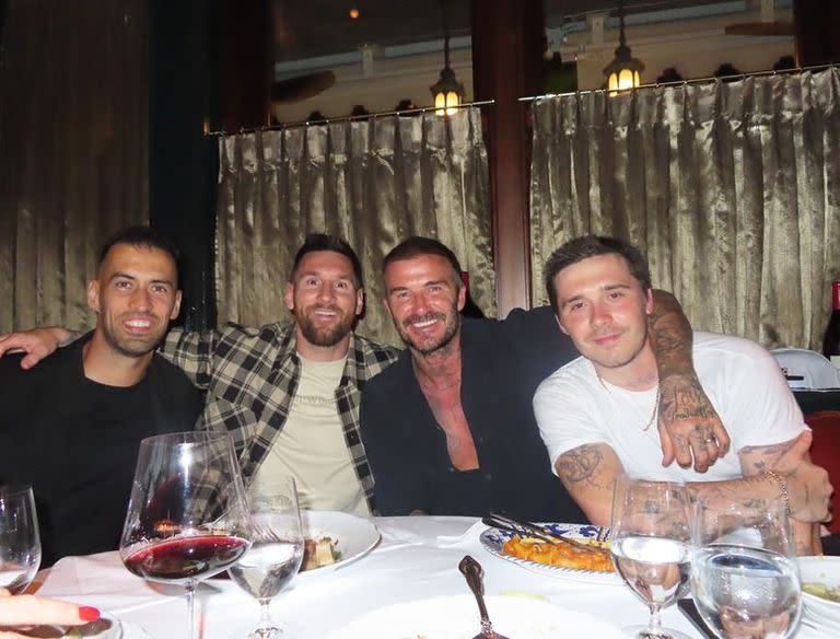 Sergio Busquets, Lionel Messi, David Beckham y Brooklyn Beckham