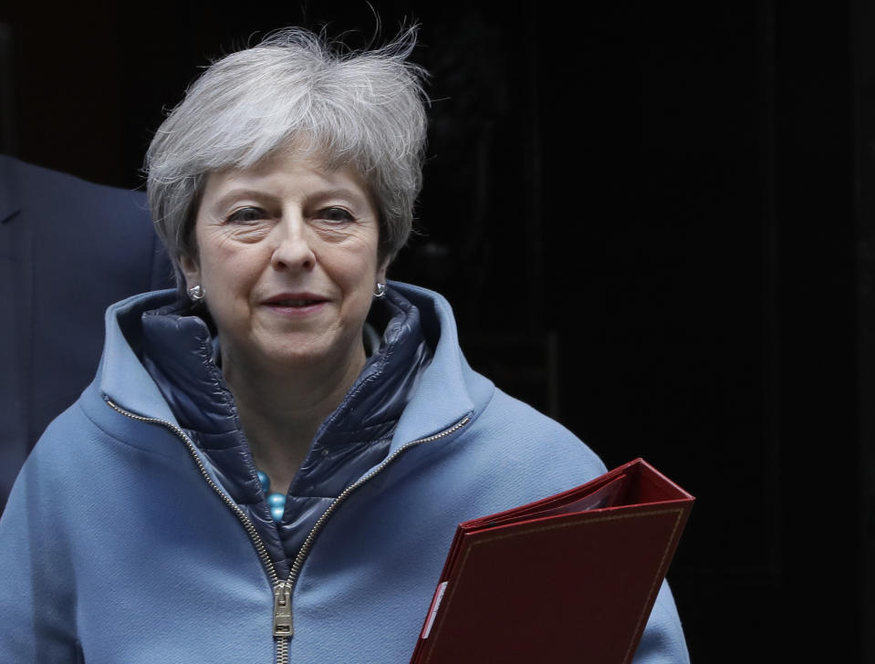 Theresa May gerät in der Brexit-Frage einmal mehr schwer unter Druck. (Bild: AP Photo/Kirsty Wigglesworth)