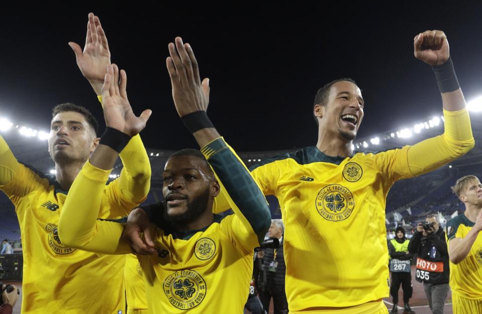 Olivier Ntcham (centro) festeja tras anotar el gol que le dio a Celtic la victoria 2-1 ante la Lazio en el partido por la Liga Europa, el jueves 7 de noviembre de 2019, en el Estadio Olímpico de Roma. (AP Foto/Gregorio Borgia)