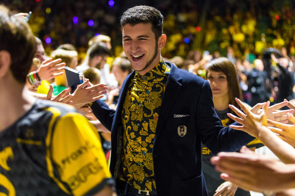 Yamato and Splyce enter the arena for the EU LCS finals (Riot Games/Lolesports)