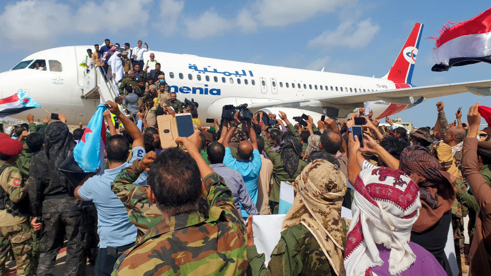 Yemenis welcome members of the new unity government at the Aden Airport on December 30, 2020, before explosions rocked the airport. / Credit: SALEH AL-OBEIDI/AFP/Getty