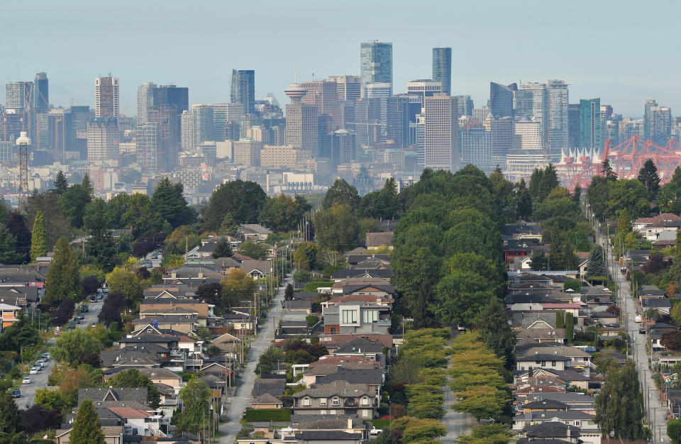 Des maisons unifamiliales sont vues contre l'horizon de Vancouver, Colombie-Britannique, Canada le 30 septembre 2020. REUTERS/Jennifer Gauthier
