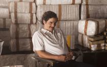 Er war skrupellos, brutal und stinkreich: Mit Pablo Escobar (Wagner Moura), dem mächtigsten Drogenbaron der 80-er, legte sich niemand freiwillig an. Er gab Morde ebenso emotionslos in Auftrag, wie er Schmiergelder verteilte oder Kaffee bestellte. Netflix zeichnet seinen Aufstieg in der Serie "Narcos" nach. (Bild: Netflix / Juan Pablo Gutierrez)