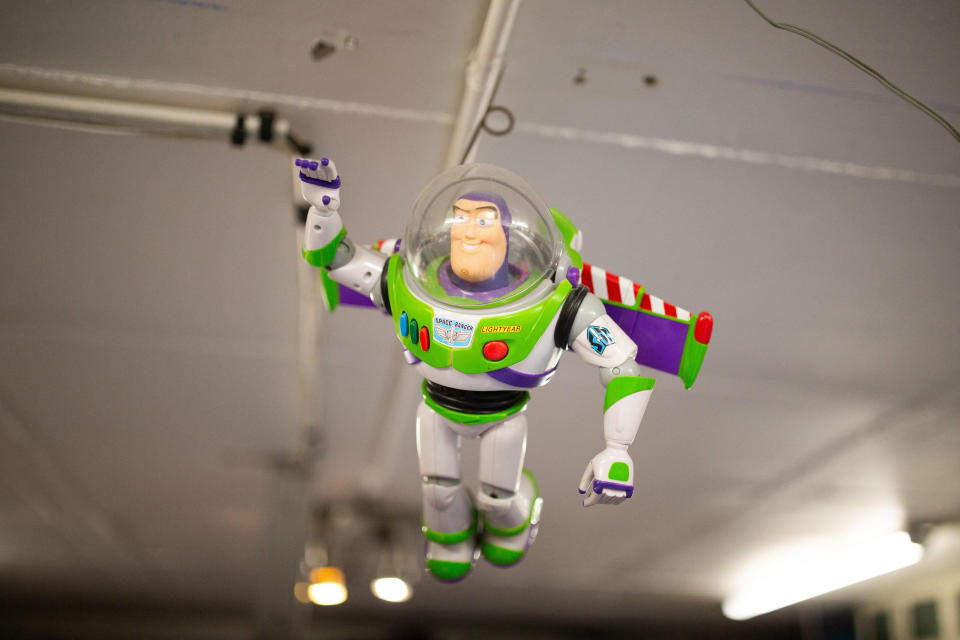 Eine Buzz Lightyear Spielfigur in den USA ging dank eines aufmerksamen Mitarbeiters in den Augen seines kleinen Besitzers nicht verloren, sondern erlebte ein 