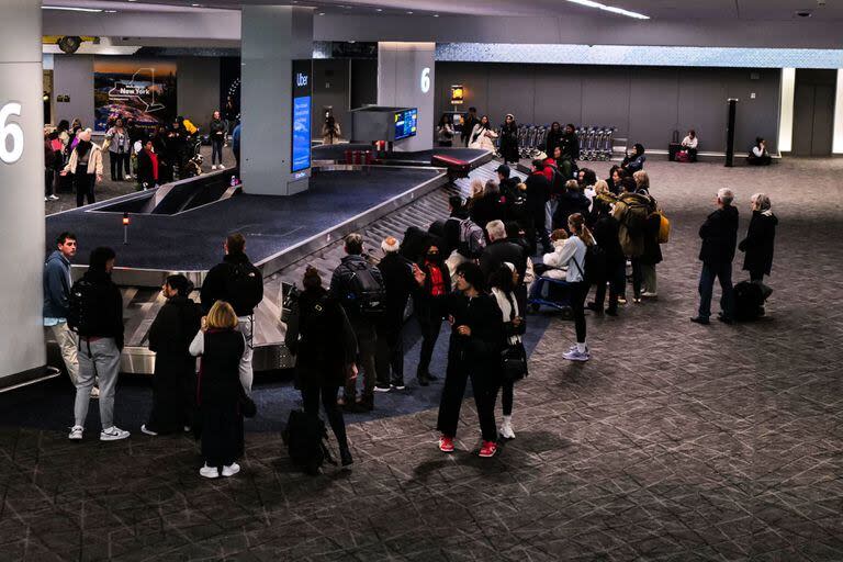 Los viajeros esperan sus equipajes en la Terminal C del Aeropuerto La Guardia el 9 de enero de 2024. 