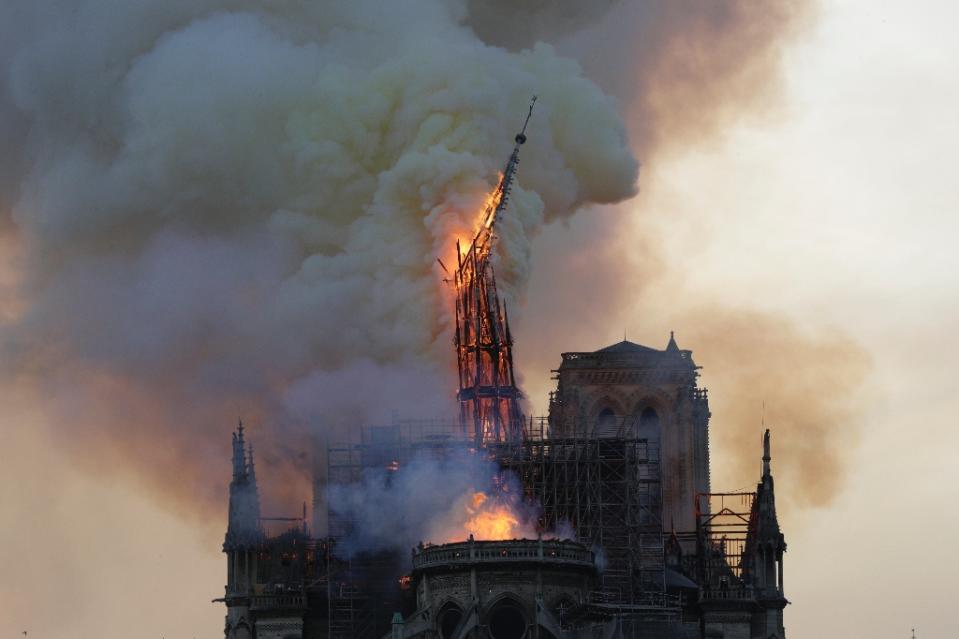 El inmenso incendio de la catedral de Notre-Dame de París abatió la alta espiga y el techo del edificio gótico. (AFP)