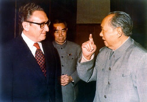 季辛吉（左）於1972年和周恩來（中）、毛澤東（右）共同商討中美關係正常化。（取自維基百科）