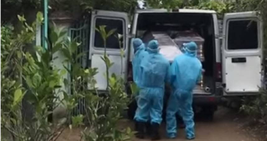 一名網友直擊一家八口同日確診身亡，遺體被放入棺材，由醫護人員運出家中。（圖／翻攝自臉書）