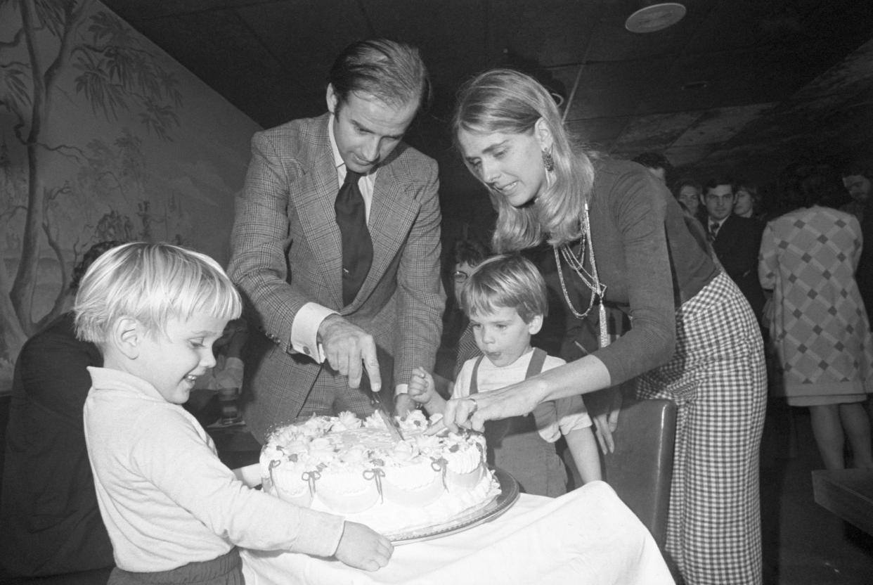 Joe Biden feiert mit seiner ersten Ehefrau Neilia und den Söhnen Beau und Hunter seinen 30. Geburtstag mit einer Torte.
