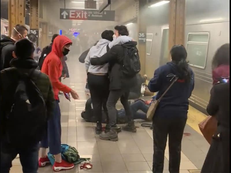 ▲紐約布魯克林區的地鐵站傳出攻擊事件，民眾驚慌從列車逃向月台。（圖／美聯社／達志影像）